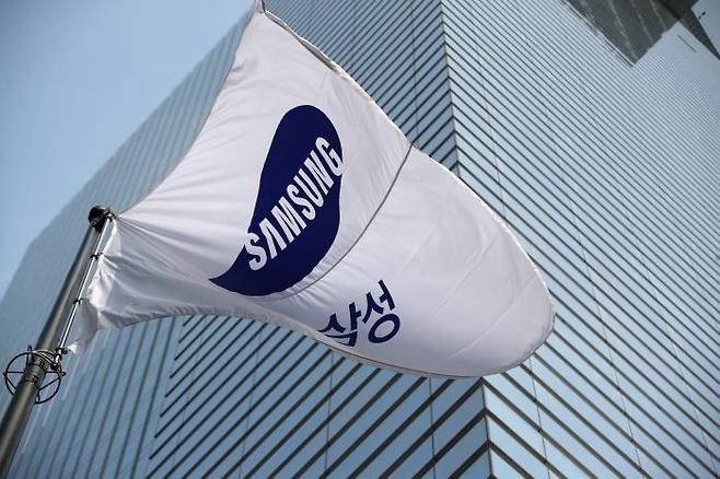 서울 서초구 삼성 사옥에 삼성 깃발이 휘날리고 있다. 권도현 기자