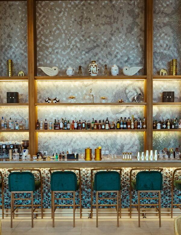 로비 바 라운지, 테이아.