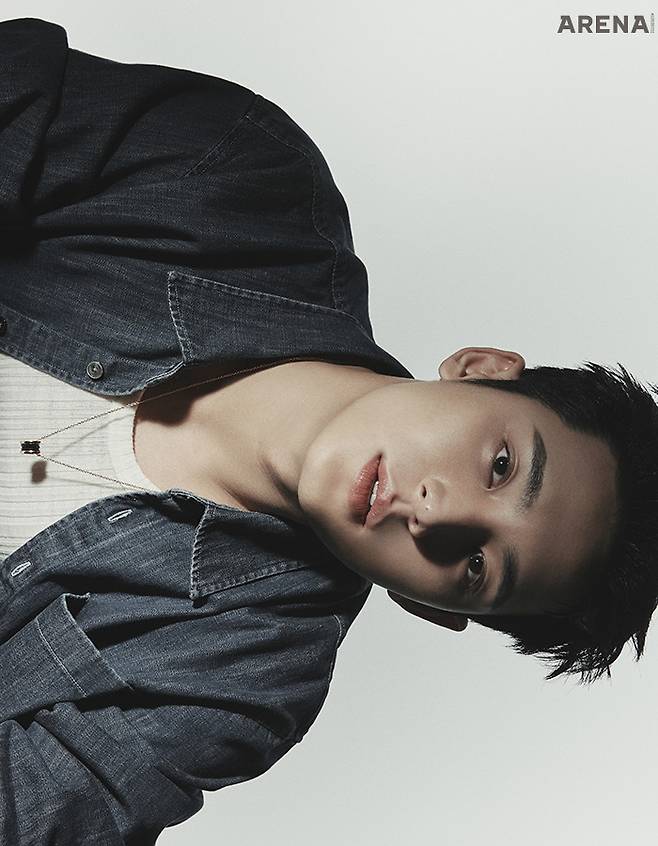 로즈 골드에 블랙 세라믹을 장식한 비제로원 네크리스 468만원 불가리 제품.