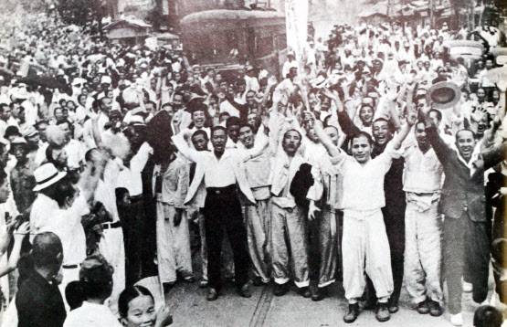 1945년 8월 16일 오전 서대문형무소에서 출감한 독립운동가들과 군중들이 ‘조선독립 만세‘를 외치고 있다(사진=뉴시스).
