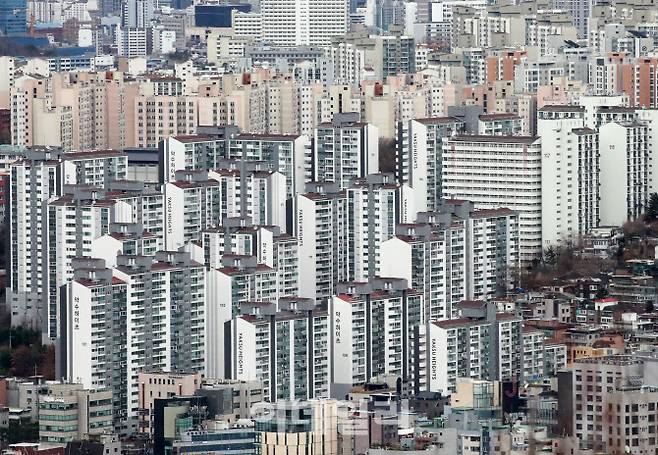 [이데일리 김태형 기자] 남산에서 바라본 서울시내 아파트 모습.
