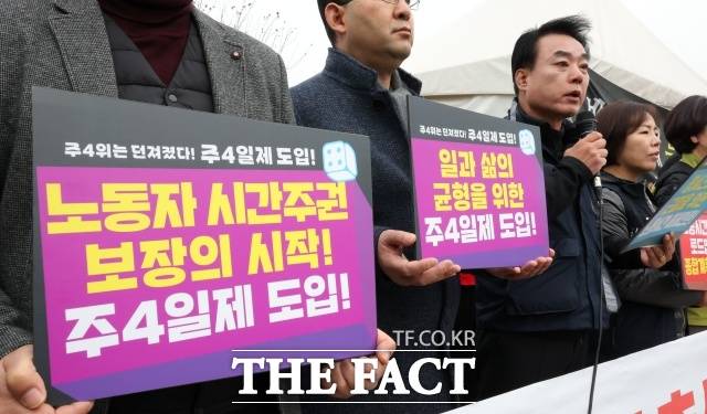 강석윤(오른쪽) 한국노총 상임부위원장이 29일 서울 여의도 국회 앞에서 열린 '주4일제 총선공약 채택 촉구' 노동·시민사회단체 공동기자회견에서 발언하고 있다. /뉴시스