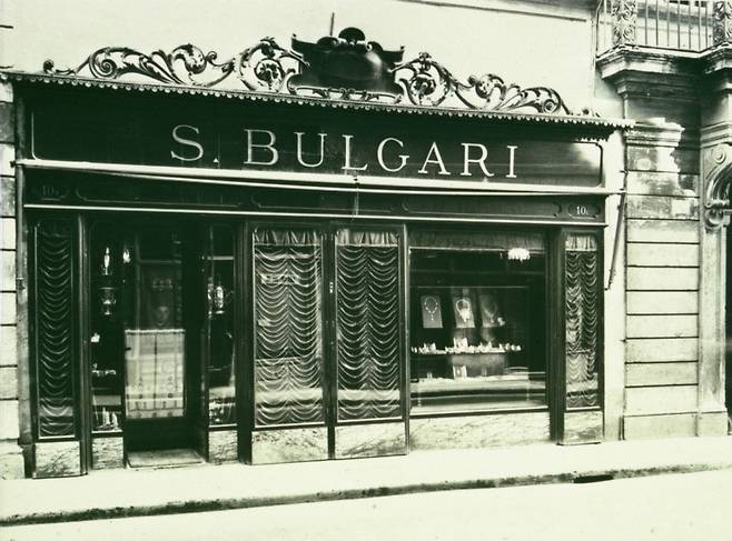 그리스의 은세공인 소티리오 불가리(Sotirios Voulgaris)가 로마로 이주해, 1884년 시스타나 거리(Via Sistina)에 처음 오픈한 부티크. 그의 이름 발음을 따라 ‘불가리(S. BULGARI)’란 이름을 갖게 됐다. 불가리 홈페이지.