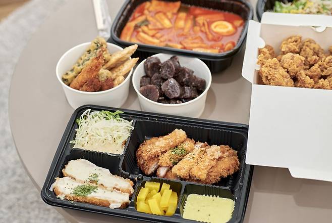 다이어트 중 먹어도 되는 배달 음식으로는 타코 연어회 찜닭 구운치킨 파스타가 있다./사진=게티이미지뱅크