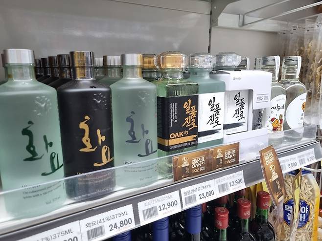 서울시내 한 마트에서 판매중인 증류식 소주.