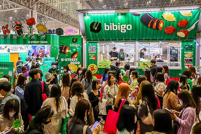 한류 페스티벌 ‘케이콘’을 찾은 방문객들이 ‘비비고’ 부스에서 한국 음식을 살펴보고 있다. ⓒCJ제일제당 제공