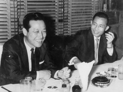 1966년 6월 8일 대전 유성만년장호텔에서 박정희 대통령과 김종필 공화당의장이 청와대 출입기자단과 조찬 기자회견을 하고 있다. 중앙포토