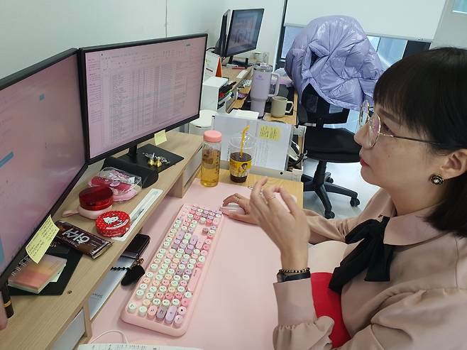 오미경 애덤스미스 직원이 회원 관리를 하고 있다. 윤현주 기자