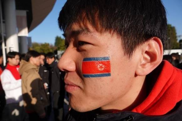 인공기 얼굴에 그리고 나온 조총련 응원단 - 28일 오후 북한과 일본 여자축구 2024 파리 올림픽 최종예선 경기가 치러진 일본 도쿄 국립경기장에서 재일본조선인총연합회(조총련) 계열 대학생이 얼굴에 북한 인공기를 그린 모습을 보여주고 있다. 2024.2.28 연합뉴스
