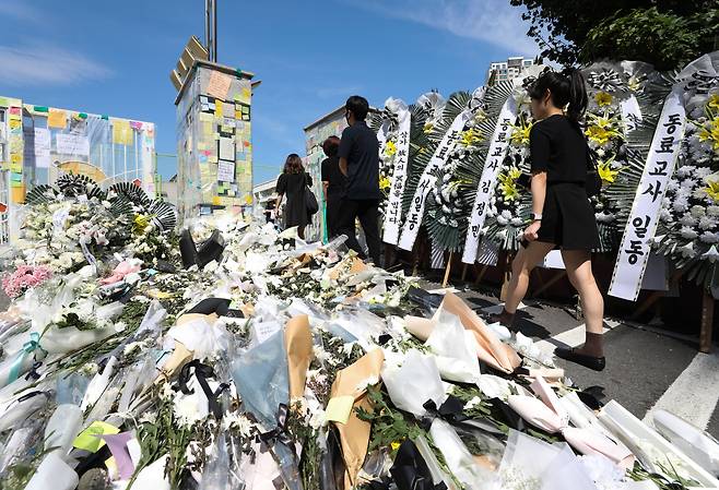 지난해 7월 한국을 충격에 빠뜨린 서울 서초구 서이초등학교의 교사 사망 사건. 추모객들이 극단적 선택으로 세상을 떠난 교사를 추모하고 있다. /뉴스1
