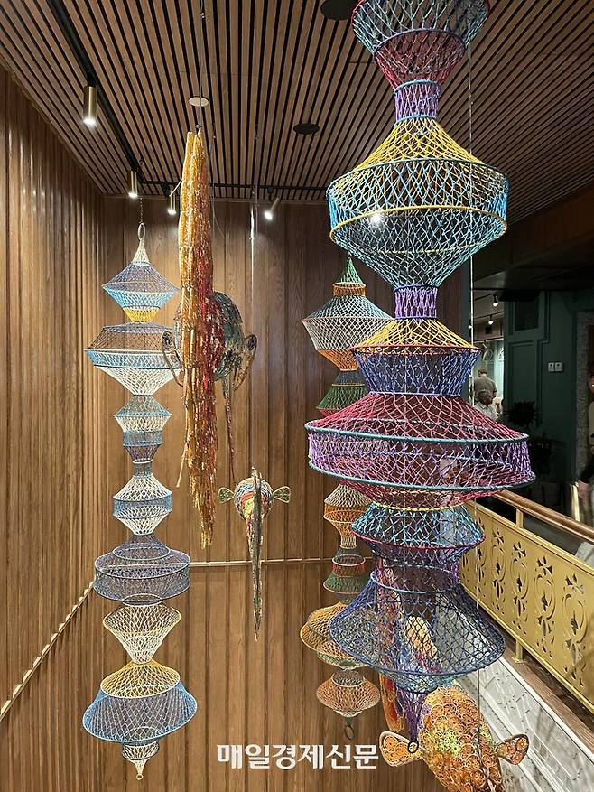 2층 천장에 설치된 조형물