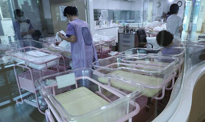 서울의 한 공공산후조리원 신생아실에 일부 요람이 비어 있다. 연합뉴스