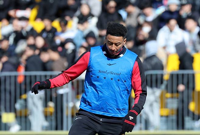 ▲ 광주FC전에서 몸을 풀면 FC서울 제시 린가드는 후반 31분에 투입 됐다. ⓒ연합뉴스