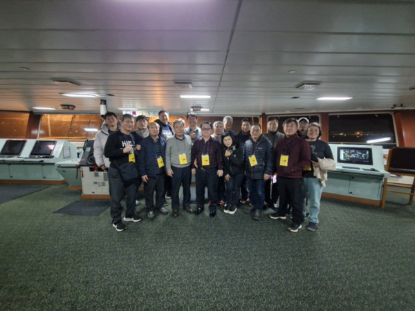 답사 참가자들이 화동훼리 조타실을 둘러보고 있다.