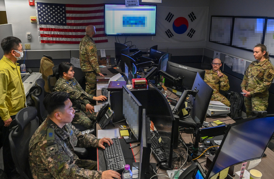 South Korean and U.S. Air Force personnel take part in a combined exercise at the Korean Air and Space Operations Center at Osan Air Base in Pyeongtaek, Gyeonggi, on Monday. The allies kicked off their 11-day Freedom Shield springtime military exercise earlier that day. [SOUTH KOREAN AIR FORCE]