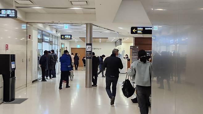 4일 오전 서울 신촌세브란스 암병원 내 채혈실 앞에 환자들이 모여 있다. 안효정 기자