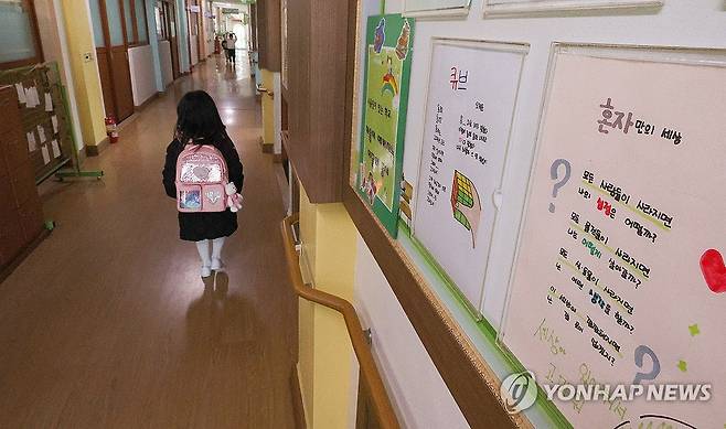 설레는 새학기, 유일한 1학년 신입생 (대구=연합뉴스) 윤관식 기자 = 4일 오전 대구 군위군 부계초등학교에서 입학식을 마친 1학년 신입생이 교실로 이동하고 있다. 2024.3.4 psik@yna.co.kr