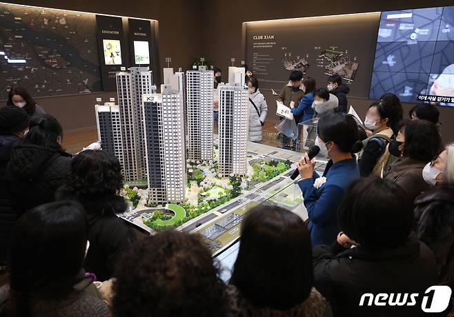 서울 영등포구 양평동에 마련된 GS건설 영등포자이 디그니티 모델하우스에서 시민들이 모형 주택을 살펴보고 있다.  2023.2.24/뉴스1 ⓒ News1 신웅수 기자