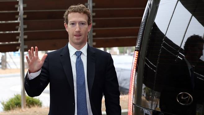 미국 플랫폼 기업 메타의 마크 저커버그 최고경영자(CEO)가 2월 29일 오전 서울 강서구 서울김포비즈니스항공센터에서 방한 일정을 마치고 출국하고 있다. 사진=뉴스1