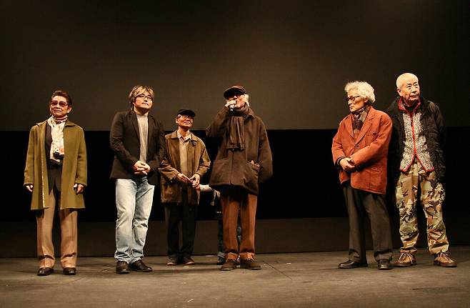 다큐멘터리 영화 ‘브라보! 재즈 라이프’ 시사회에 참석한 이판근 선생(오른쪽에서 두번째)과 남무성 감독(왼쪽에서 두번째). 남무성 평론가 제공