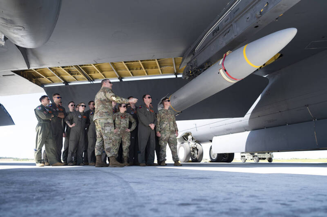 미군 장병들이 전략폭격기 B-52H 날개 밑에 장착된 극초음속 미사일 '애로'를 살펴보고 있다. 미 공군 제공