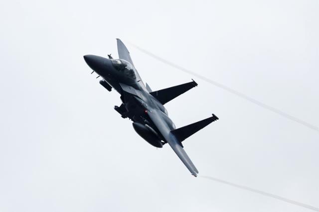 훈련비행하고 있는 F-15 전투기. 극초음속미사일 '애로'는 F-15전투기에서도 발사할 수 있다. EPA 연합뉴스