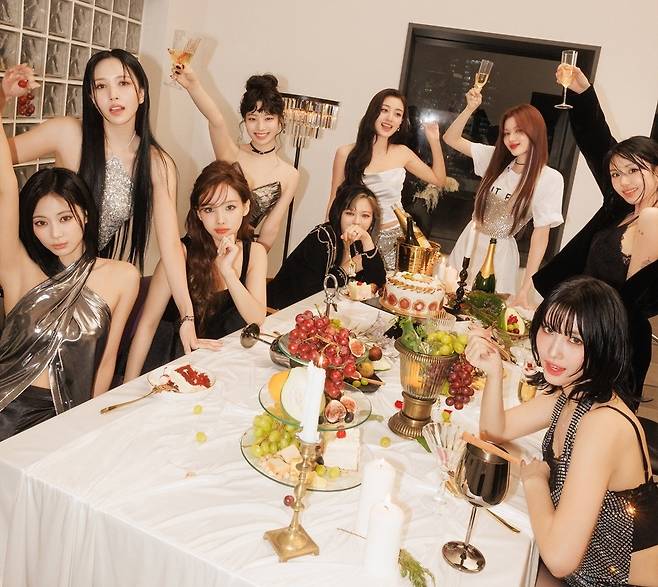 걸그룹 트와이스가 최근 발매한 열세 번째 미니음반 ‘위드 유-스’로 미국 빌보드 메인 앨범 차트 ‘빌보드 200’ 정상에 올랐다. 사진제공|JYP엔터테인먼트