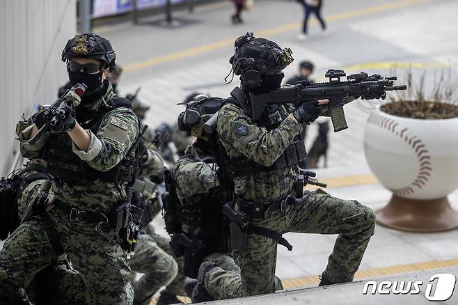 육군 특수전사령부 백호부대 장병들이 5일 서울 구로구 고척스카이돔에서 진행된 다중이용시설 대테러훈련에서 내부로 신속하게 진입하고 있다. (육군 제공) 2024.3.5/뉴스1