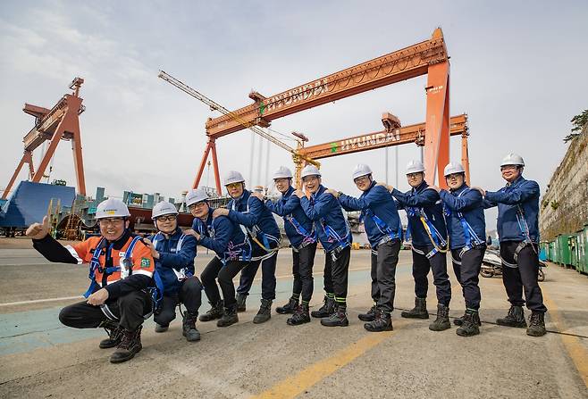 2024년 2월 28일 오후 울산 동구 HD현대중공업에서 HD현대중공업 임직원과 사내협력회사 직원들이 화이팅을 외치고 있다.조선업계는 2022년 파업을 기점으로 '조선업 상생협약'을 체결했다. 이후 기존 원청 근로자에게만 적용됐던 복지가 하청 근로자에게까지 확대되는 등 유의미한 변화가 일고 있다./김동환 기자