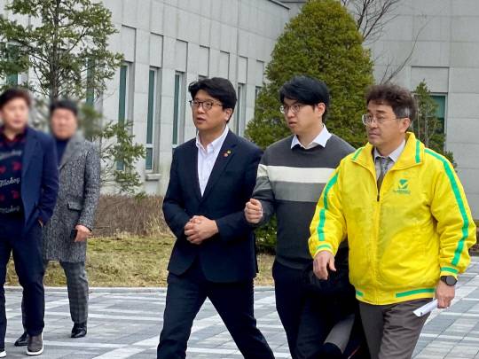 대통령이 방문한 카이스트 학위수여식에서 'R&D 예산 복원'을 외치다 끌려나간 신민기(가운데) 녹색정의당 대전시당 대변인이 6일 오후 1시 기자회견 직후 김준우(왼쪽 첫번째) 녹색정의당 상임대표와 함께 유성경찰서에 들어서고 있다. 정인선 기자