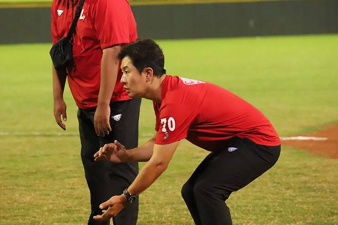 ▲ 손 감독은 2군 선수들은 1군 선수들보다 더 많은 노력을 해야 한다고 강조한다 ⓒSSG랜더스