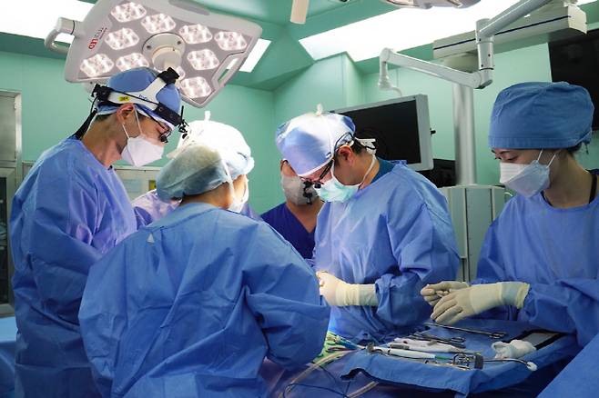 인천성모병원 남인철 교수(오른쪽에서 두번째 )의 동종 성체줄기세포 기반 3D 바이오프린팅 인공 기관 이식 수술 모습.