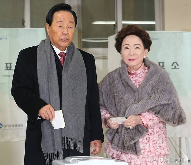 (서울=뉴스1) = 김영삼 전 대통령 부인 손명순 여사가 향년 95세로 별세했다. 손 여사는 7일 오후 5시40분쯤 서울 종로구 서울대병원 중환자실에서 입원 치료 도중 숨을 거뒀다. 평소 앓던 지병이 원인인 것으로 전해졌다. 사진은 2012년 12월 18대 대통령 선거일에 김영삼 전 대통령과 부인 손명순 여사가 상도동 투표소에서 투표하는 모습. (뉴스1 DB) 2024.3.7/뉴스1 Copyright (C) 뉴스1. All rights reserved. 무단 전재 및 재배포, AI학습 이용 금지. /사진=(서울=뉴스1)