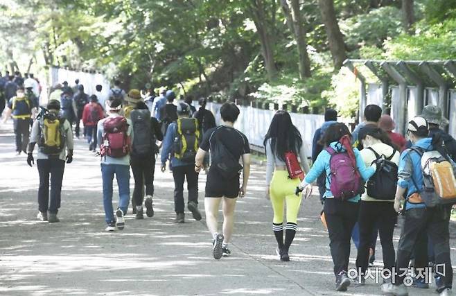 서울 신림동 관악산을 찾은 시민들이 가벼운 차림으로 휴일을 만끽하고 있다. /윤동주 기자 doso7@