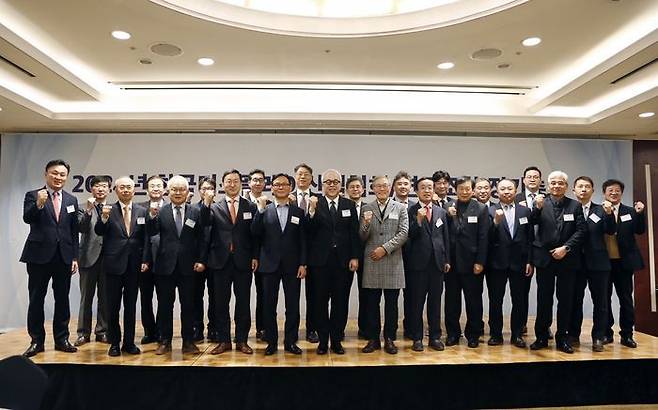 7일 9대 디스플레이협회장으로 취임한 최주선 삼성디스플레이 대표이사 사장.(앞줄 왼쪽에서 다섯번째)ⓒ한국디스플레이협회