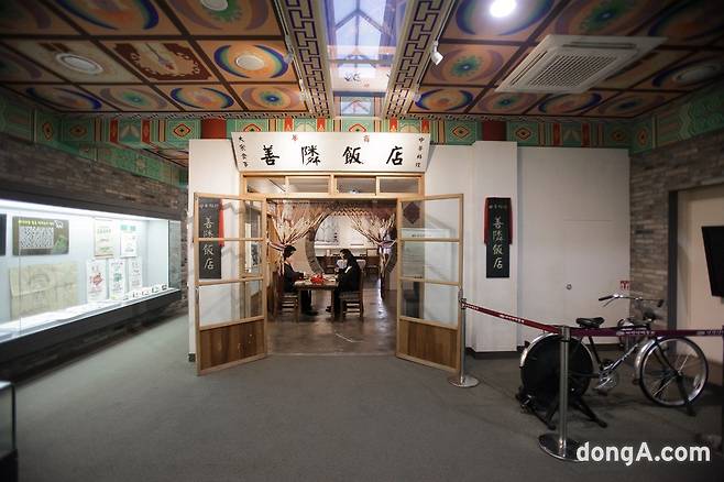 졸업식 날에 특별히 짜장면을 먹던 당시 모습.