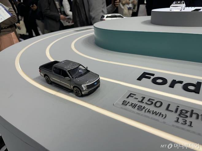 SK온이 인터배터리2024에 마련한 부스에 미국의 국민 픽업트럭 F-150의 전동화 버전인 '포드 F-150 라이트닝'의 미니어처가 전시되어있다. /사진=이세연 기자