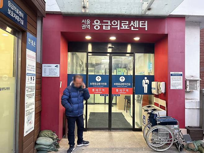 3월5일 오후 7시경 자궁암을 앓는 딸을 둔 이아무개씨(68)가 서울대병원 응급실을 나와 다른 병원의 빈 병동을 수소문하고 있다. ⓒ시사저널 정윤경