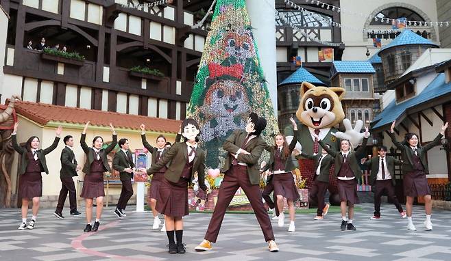 6일 서울 송파구 롯데월드 어드벤처에서 연기자들이 인기 웹툰 '세기말 풋사과 보습학원'과 콜라보를 한 공연을 선보이고 있다. 2024.3.6/뉴스1