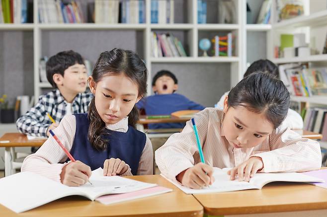 새학기 아이의 학습 적응을 위해선 문해력, 수리력·수학, 감정 조절 등을 미리 점검할 필요가 있다. /게티이미지뱅크