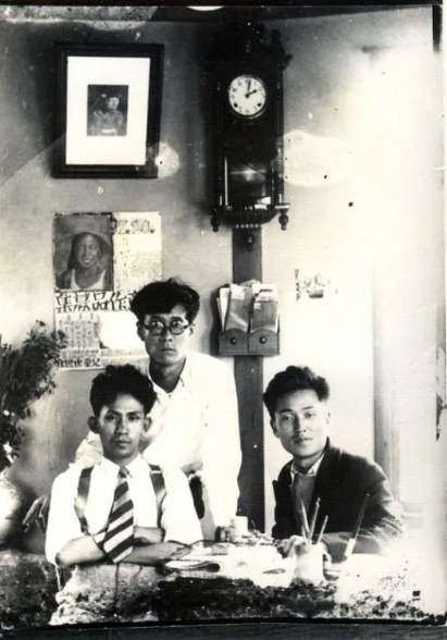 왼쪽부터 이상, 소설가 박태원, 수필가 김소운. 박태원은 ‘소설가 구보씨의 일일’의 작가이자 영화감독 봉준호의 외할아버지다.