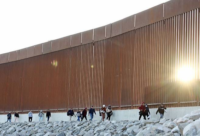 트럼프가 미-멕시코 국경에 세운 장벽. 2023 게티이미지