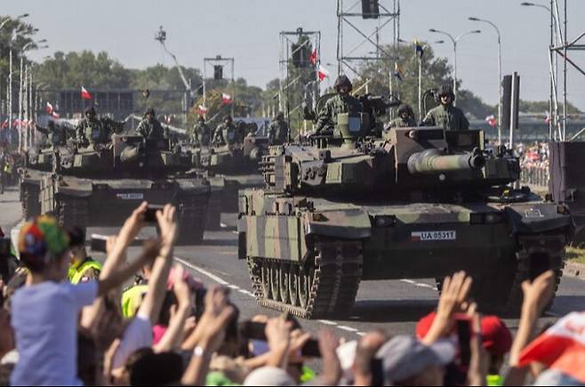 2023년 8월15일 폴란드 ‘국군의 날’을 맞아 대규모 열병식이 열려 한국에서 도입한 K2 전차들이 바르샤바 시민들의 환호를 받으며 시가 행진을 하고 있다. AFP연합뉴스