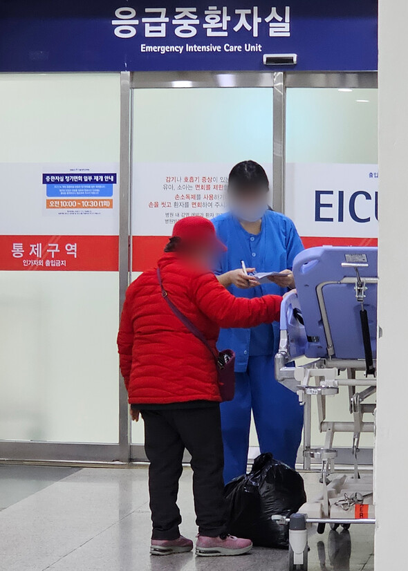 전공의들이 의료 현장 이탈이 장기화하는 가운데 지난 3월7일 서울 시내 한 대학병원에서 간호사가 환자와 대화하고 있다. 연합뉴스