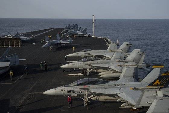 지난달 12일 홍해에서 작전 수행중인 미 해군 항공모함 아이젠하워에서 미군 전투기들이 정비를 받고 있다.AP=연합뉴스