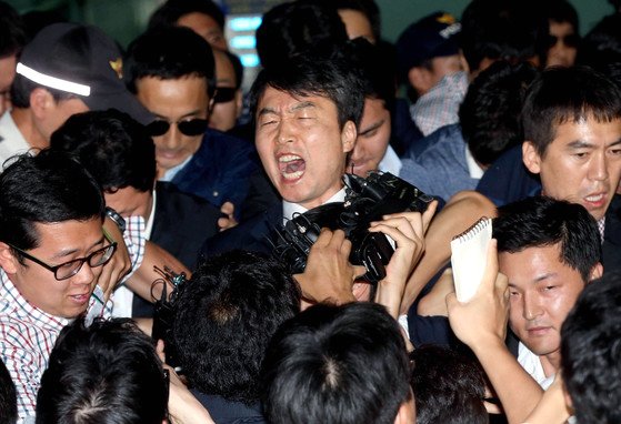 2013년 9월 5일 구속영장이 발부된 이석기 통합진보당 의원이 수원남부경찰서에서 수원구치소로 이송되며 소리 지르고 있다. [중앙포토]