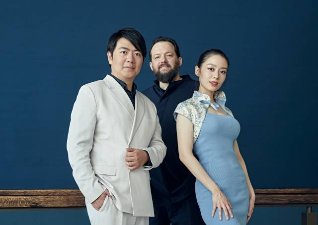 랑랑(왼쪽)의 새 앨범 ‘생상스’의 오케스트라 연주는 안드리스 넬손스(가운데) 지휘로 독일 라이프치히 게반트하우스 오케스트라가 맡았다. 여기에 랑랑의 아내 지나 앨리스(오른쪽)가 제2 피아니스트로 앨범에 참여했다. 유니버설뮤직