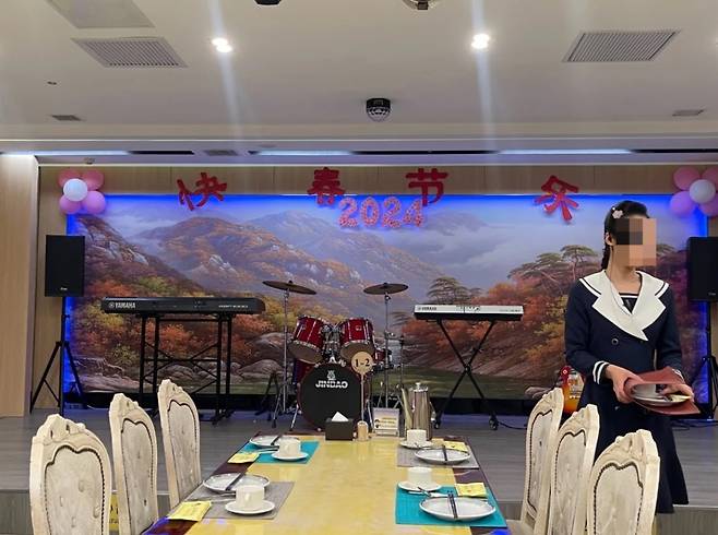 중국 상하이시 푸동신구에 위치한 북한식당 '평양고려관'에 공연을 위한 무대가 마련돼 있다. /사진=따중디엔핑