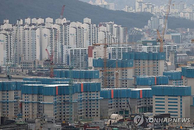 서울 아파트 4채 중 1채는 준공 30년 넘겨 (서울=연합뉴스) 김성민 기자 = 사진은 14일 오전 서울 강북구 북서울꿈의숲에서 바라본 노원·도봉구 일대 아파트 단지의 모습. 2024.1.14 ksm7976@yna.co.kr