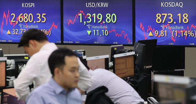 8일 오후 서울 중구 하나은행 딜링룸 전광판에 코스피지수, 원·달러 환율, 코스닥지수 등이 표시돼 있다. ⓒ연합뉴스